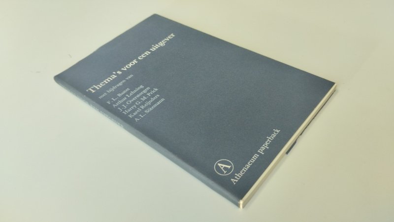 Tweedehands boek: Thema's voor een uitgever, voordrachten ter gelegenheid van de vijftigste verjaardag van Johan Polak van auteur Frédéric Louis Bastet, Johan Bertus Wouter Polak - In goede staat. Nederlandstalige paperback. Kaft heeft lichte gebruikssporen en minimale slijtage langs de randen. Pagina's schoon en netjes. Ex Libris relief stempel voorin