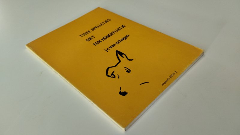 Tweedehands boek: twee spelletjes met een hondefluitje van auteur J.C. van Schagen - In redelijke staat. Nederlandstalige paperback. Kaft heeft gebruikssporen. Pagina's bevatten lichte ouderdomsvlekjes (foxing). Voorin aanwezig: ex libris reliëfstempel.