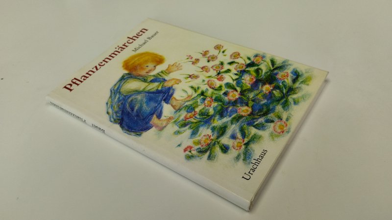 Tweedehands boek: Pflanzenmarchen van auteur Michael Bauer - In goede staat. Duitstalige hardcover. Kaft heeft lichte gebruikssporen. Pagina's schoon en netjes.