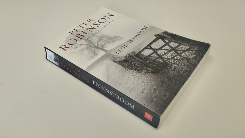 Tweedehands boek: Tegenstroom van auteur Peter Robinson - In goede staat. Nederlandstalige hardcover zonder stofomslag. Kaft heeft lichte gebruikssporen/ licht scheve rug.  Pagina's schoon en netjes.