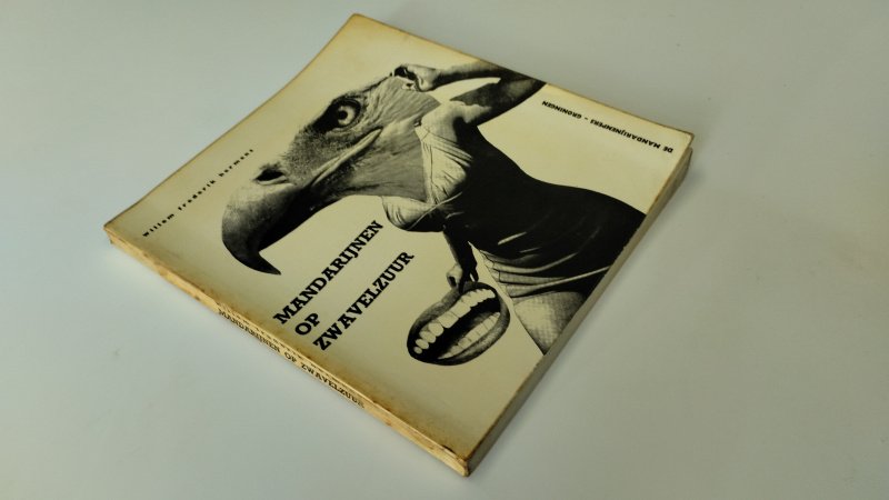 Tweedehands boek: Mandarijnen op zwavelzuur van auteur Willem Frederik Hermans - In redelijke staat. Nederlandstalige paperback. Kaft en pagina's verkleurd door ouderdom. Rug en randen licht sleets. Gesigneerd exemplaar. Eerste druk uit 1963. Ex-Libris plakaat op het schutblad.