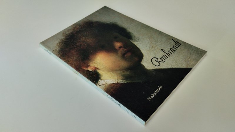 Tweedehands boek: Rembrandt van auteur Annemarie Vels Heijn - In redelijke staat. Nederlandstalige paperback. Pagina's licht verkleurd door ouderdom. Ex libris relief stempel voorin. Kaft lichte gebruikssporen.