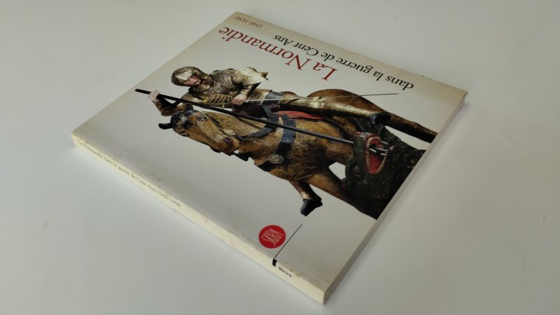 Tweedehands boek: La Normandie dans la guerre de Cent Ans 1346-1450 van auteur Jean-yves Marin - In goede staat. Franstalige paperback. Kaft licht verkleurd en met lichte gebruikssporen, pagina's netjes. Ex-libris relief stempel voorin