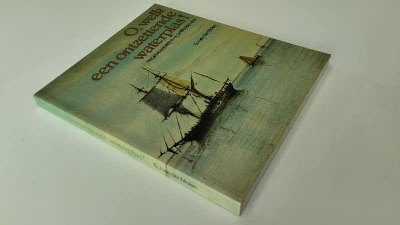 Tweedehands boek: O, welk een ontzettende waterplas (vergeten epistels over de Waddenzee) van auteur S.J. van der Molen - In goede staat. Nederlandstalige paperback. Kaft lichte gebruikssporen en licht verkleurd, pagina's netjes. kleine ouderdomsvlekjes