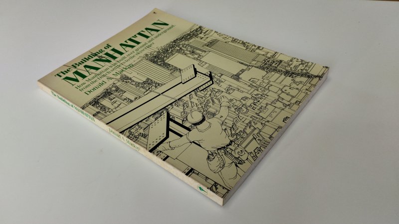 Tweedehands boek: The Building of Manhattan van auteur Donald A. Mackay - In goede staat. Engelstalige paperback. Kaft heeft lichte gebruikssporen en lichte verkleuring langs de randen. Pagina’s netjes en schoon.