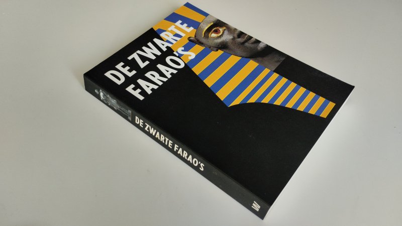 Tweedehands boek: De zwarte farao's van auteur Dietrich Wildung - In goede staat. Nederlandstalige paperback. Kaft heeft lichte gebruikssporen. Pagina’s heel licht verkleurd, maar verkeren in nette staat. Ex Libris relief stempel voorin.
