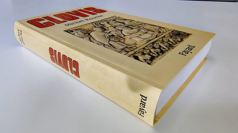 Tweedehands boek: Clovis van auteur Michel Rouche - Franstalige paperback met rechte rug zonder leesvouwen. Lichte gebruikerssporen kaft. 3 bladzijdes hebben een pennenstreep in de kantlijn. Hele lichte verkleuring witte blz. Verder netjes en onbeschreven.