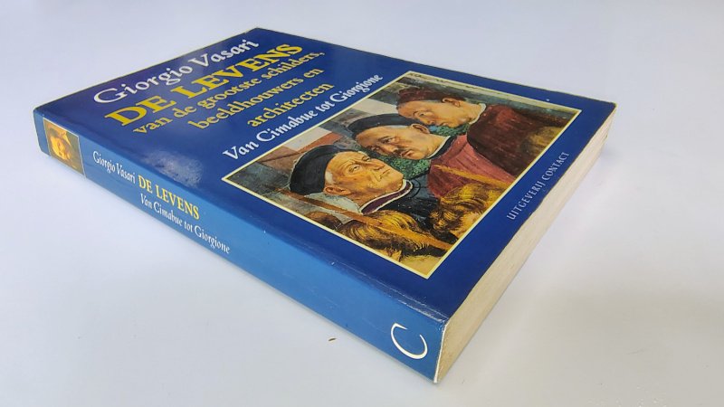 Tweedehands boek: De levens van de grootste schilders, beeldhouwers en architecten van auteur Giorgio Vasari - Paperback met licht scheef ruggetje en lichte leesvouw. Lichte gebruikerssporen randen kaft. Vouw in achterkant kaft, aantekening voorin. Verder netjes en onbeschreven.