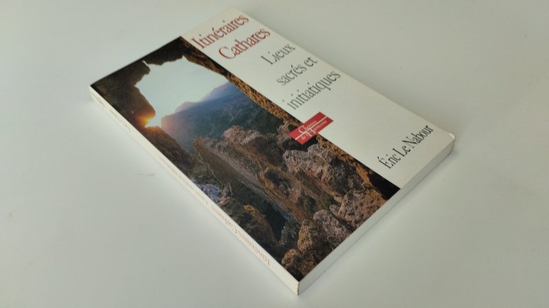 Tweedehands boek: Itinéraires Cathares : Lieux sacrés et initiatiques van auteur Éric Le Nabour - In zeer goede staat. Franstalige paperback. Kaft heeft hele lichte gebruikssporen. Pagina’s verkeren in nette staat. Ex Libris Relief Stempel voorin.