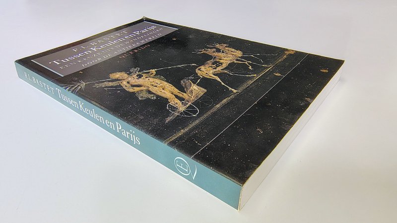 Tweedehands boek: Tussen Keulen en Parijs van auteur F.L. Bastet - Paperback met rechte rug zonder leesvouwen. Lichte gebruikerssporen kaft, reliëf stempel voorin. Verkleuring van de witte bladzijdes.
