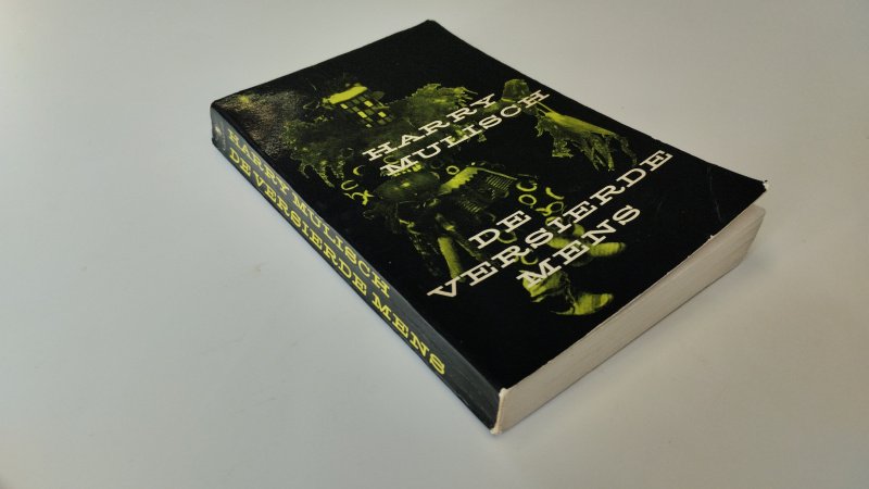 Tweedehands boek: De versierde mens van auteur Harry Mulisch - In redelijke staat. Nederlandstalige paperback. Kaft heeft duidelijke gebruikssporen en lichte kreukvorming. Rug iets sleets. Pagina’s licht verkleurd door ouderdom. Literaire Reuzenpocket nr. 10