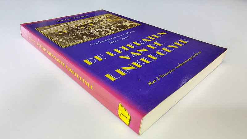 Tweedehands boek: De literaten van de linkeroever van auteur Martin Koomen - Paperback met rechte rug zonder leesvouwen. Kaft en rug verkleurd. Lichte gebruikerssporen randen kaft. Witte bladzijdes verkleuring, verder onbeschreven en netjes.