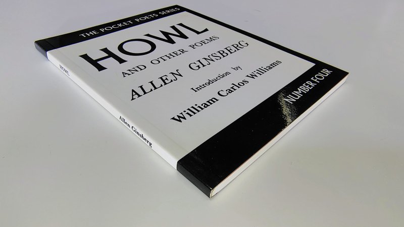 Tweedehands boek: Howl and other Poems van auteur Allen Gijnsberg - Paperback met lichte verkleuring witte kaft. Aantekening voorin met Shakespeare & Company stempel voorin, verder onbeschreven en netjes.