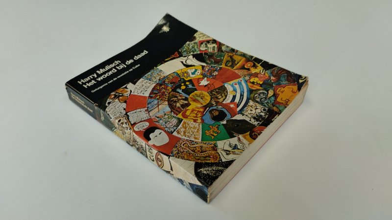 Tweedehands boek: Het woord bij de daad, getuigenis van de revolutie op Cuba van auteur Harry Mulisch - In redelijke staat. Nederlandstalige paperback. Kaft heeft duidelijke gebruikssporen en verkleuring. Pagina’s verkleurd door ouderdom. Ex libris relief stempel voorin. Krantenartikel aan binnenkant kaft geplakt.