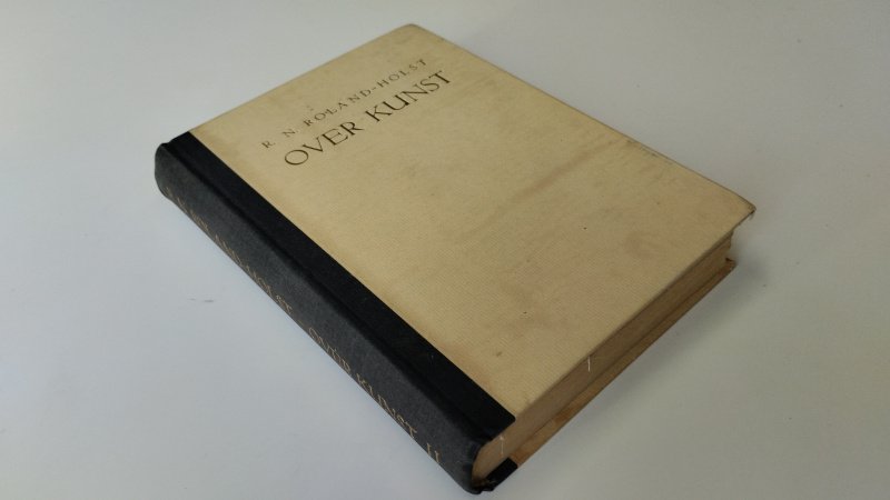Tweedehands boek: Over Kunst II van auteur R.N. Roland-Holst - In goede staat. Nederlandstalige hardcover. Half Linnen kaft is verkleurd en heeft gebruikssporen. Pagina’s verkleurd door ouderdom. Ex libris relief stempel en boekhandelsticker voorin.