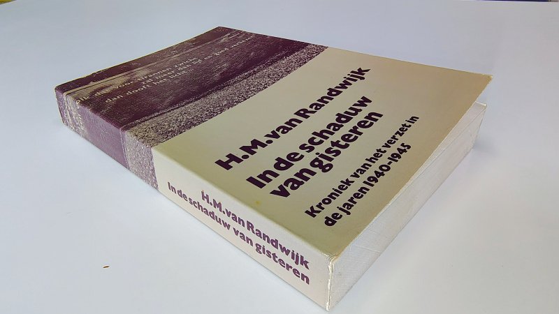Boek met de titel: In de Schaduw van Gisteren