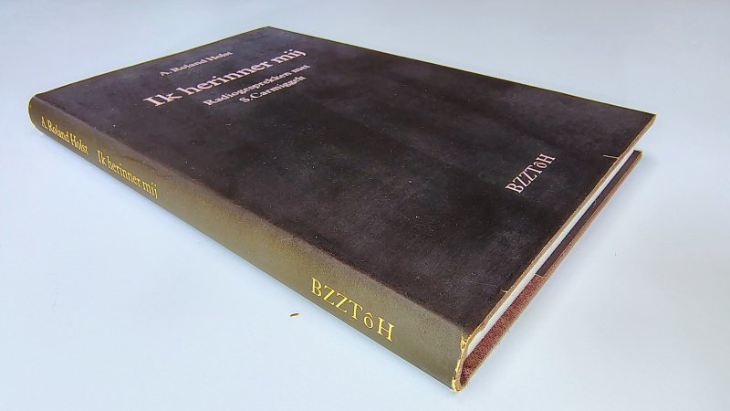 Tweedehands boek: Ik herinner mij, radiogesprekken met Carmiggelt van auteur A. Roland Holst - Hardcover met stofomslag. Omslag gebruikerssporen en lichte slijtage langs de randen. Schutbladen verkleurd. Roestvlekjes voor en bovenzijde snede. Verder onbeschreven en netjes.