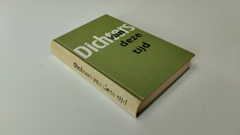 Tweedehands boek: Dichters van deze tijd van auteur Paul Rodenko - Nederlandstalige linnen hardcover, In redelijke staat. Kaft is verkleurd met gebruikerssporen, scheve rug, Pagina's verkleurd met ouderdomsvlekjes. Ex Libris plakaat + Reliefstempel binnenkant kaft plus boekhandelssticker.