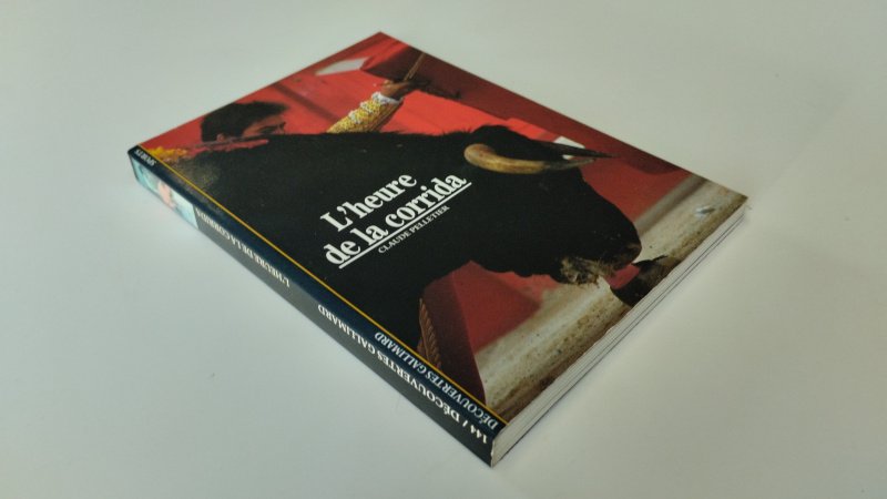 Tweedehands boek: L'heure de la corrida van auteur Claude Pelletier - In goede staat. Franstalige paperback. Kaft heeft lichte gebruikssporen. Pagina’s licht verkleurd, maar verkeren in nette staat.