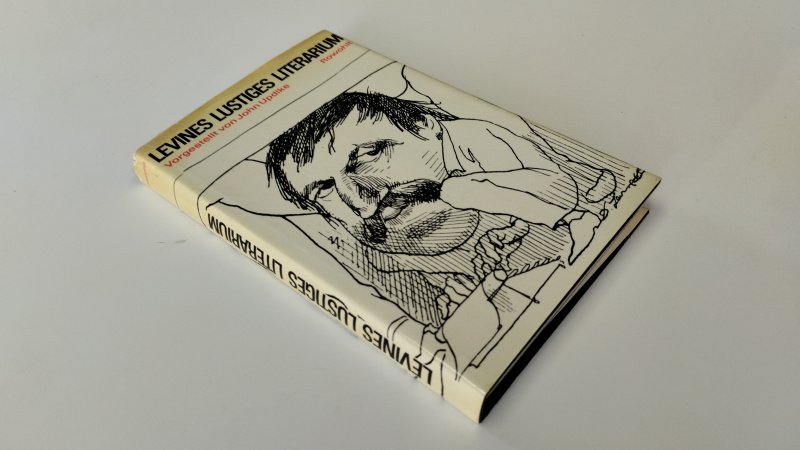 Tweedehands boek: Levines lustices literarium van auteur John Updike - In goede staat. Duitstalige hardcover met stofomslag. Stofomslag heeft lichte gebruikssporen en verkleuring. Pagina’s zijn licht verkleurd, maar netjes en onbeschreven.