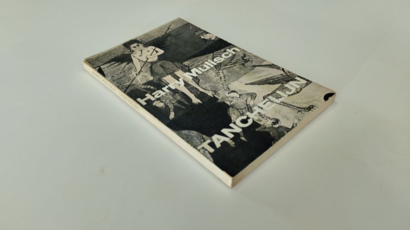 Tweedehands boek: Tanchelijn van auteur Harry mulisch - In redelijke staat. Nederlandstalige paperback. Kaft heeft duidelijke gebruikssporen, lichte kreukvorming en verkleuring. Pagina’s licht verkleurd door ouderdom. Literaire pocketserie nr. 30