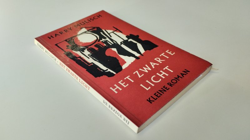 Tweedehands boek: Het zwarte licht van auteur Harry mulisch - In redelijke tot goede staat. Nederlandstalige paperback. Voorin geschreven. Kaft heeft lichte gebruikssporen en verkleuring. Pagina’s licht verkleurd door ouderdom, verder netjes en stevig. Literaire pocketserie nr 1.