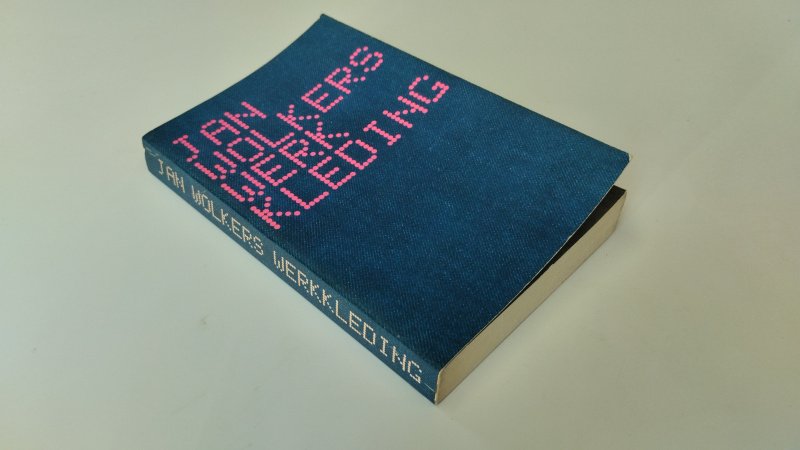 Tweedehands boek: Werkkleding van auteur Jan Wolkers - In redelijke staat. Nederlandstalige paperback. Voorin geschreven. Kaft heeft lichte gebruikssporen en verkleuring. Pagina’s licht verkleurd door ouderdom, verder netjes en stevig.