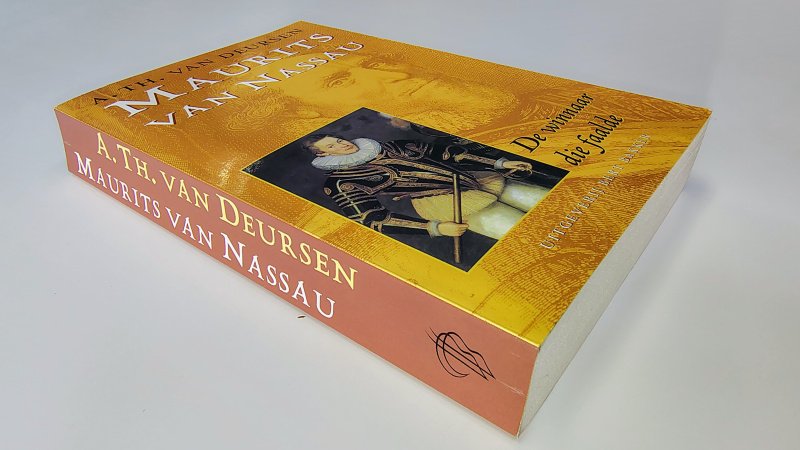 Tweedehands boek: Maurits van Nassau, de winnaar die faalde van auteur A.Th. Van Deursen - Paperback met rechte rug en lichte leesvouw. Lichte gebruikerssporen puntjes kaft. Ex-libris reliëf stempel voorin, verder onbeschreven en netjes.