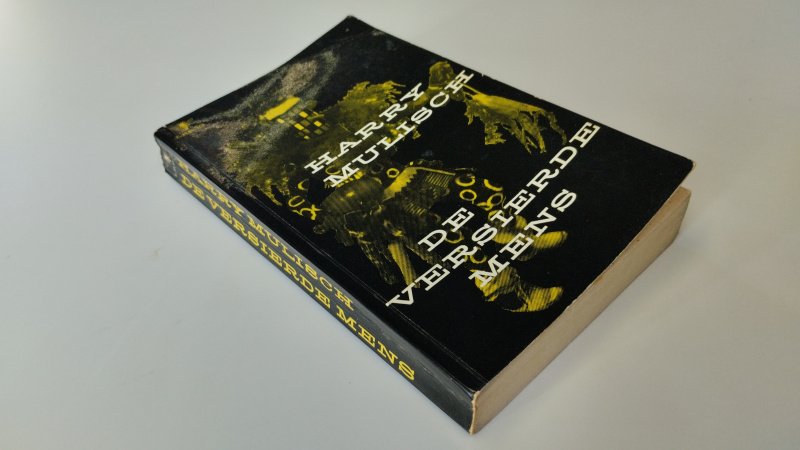 Tweedehands boek: De versierde mens van auteur Harry Mulisch - In redelijke staat. Nederlandstalige paperback. Kaft heeft duidelijke gebruikssporen, lichte kreukvorming en verkleuring langs de randen. Pagina’s licht verkleurd door ouderdom, verder compleet en stevig. Literaire reus 10.