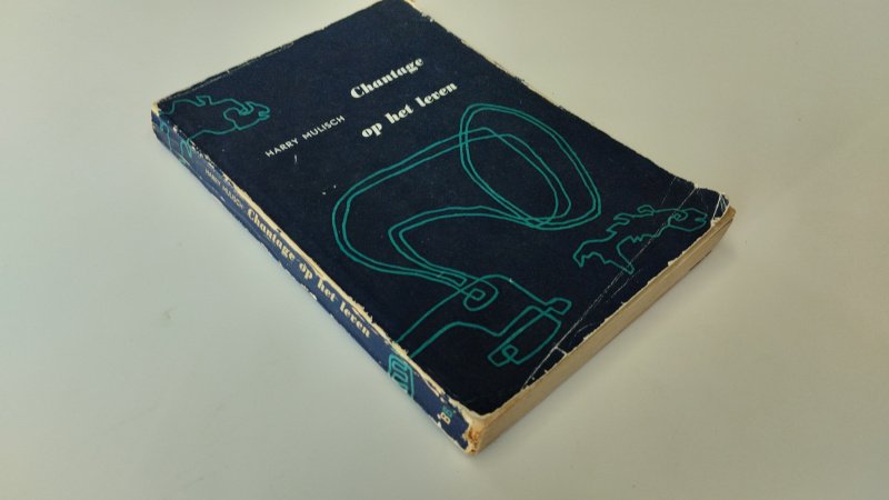 Tweedehands boek: Chantage op het leven van auteur Harry Mulisch - In redelijke staat. NL paperback. Kaft sterk sleets met kreukvorming, schaafsporen en beschadigingen aan de randen en rug. Pagina’s verkleurd door ouderdom. naam geschreven en Ex Libris relief stempel voorin, ouderdomsvlekjes