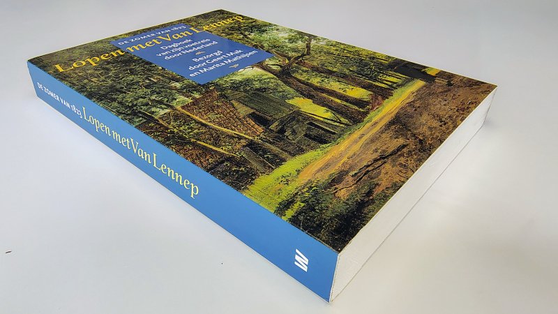 Tweedehands boek: Lopen met Van Lennep, de zomer van 1823 van auteur Geert Mak en Marita Mathijsen - Paperback met flappen, oogt als nieuw. Ex-libris stempel voorin, verder onbeschreven en keurig netjes.