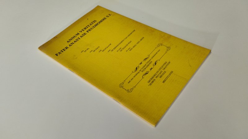 Tweedehands boek: Pater Anastase Proudhomme S.J. van auteur Annum Veritatis - In redelijke staat. Nederlandstalige geniet gebonden uitgave. Kaft licht verkleurd en met gebruikssporen. Ex libris plakkaat aanwezig binnenkant kaft. Pagina’s schoon en stevig