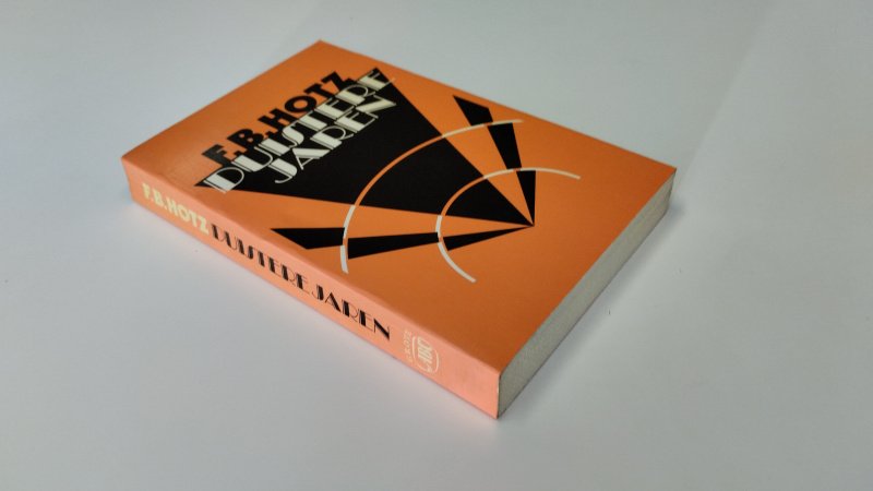 Tweedehands boek: Duistere jaren van auteur F.B. Hotz - In goede staat. Nederlandstalige paperback. Kaft lichte gebruikssporen. Pagina’s netjes en onbeschreven