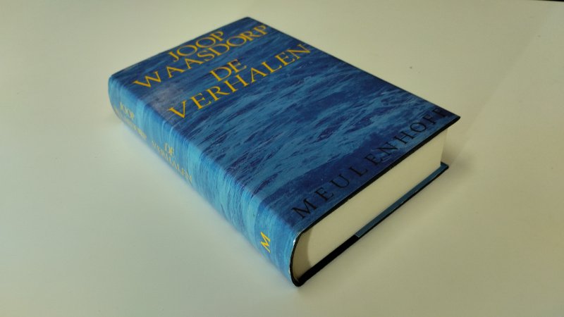 Tweedehands boek: De verhalen van auteur Joop Waasdorp - In goede staat. Nederlandstalige hardcover met stofomslag. Kaft lichte gebruikssporen. Pagina’s netjes en onbeschreven. ExLibris relief stempel voorin.