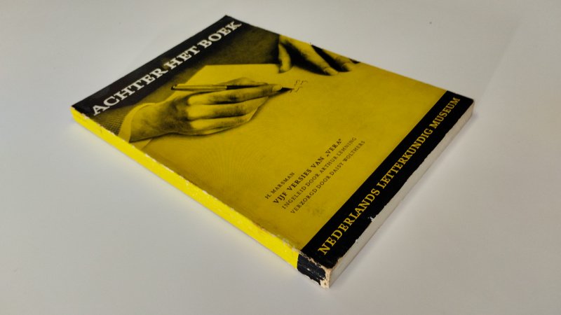 Tweedehands boek: Achter het boek van auteur nederlands letterkundig Museum - In redelijke staat. Nederlandstalige paperback. Kaft met duidelijke gebruikssporen en slijtage langs randen en rug. Pagina’s licht verkleurd maar goed leesbaar. Eerste jaargang, winter 1962. Ouderdomsvlekken snede.