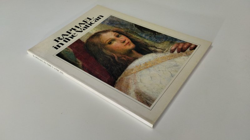 Tweedehands boek: Raphael in the Vatican van auteur Ezra Nahmad & Lino Centi - In goede tot zeer goede staat. Engelstalige paperback. Kaft licht verkleurd door ouderdom. Pagina’s netjes en schoon. Rijk geïllustreerd met kleurenafbeelding. Ex-Libris relief stempel voorin