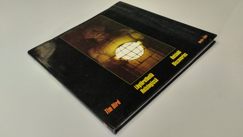 Tweedehands boek: Helsinki Discoveries: Löytöretkiä Helsingissä van auteur Tim Bird - In goede staat. Engelstalige hardcover met stofomslag. Kaft heeft lichte gebruikssporen en lichte krasjes. Pagina’s netjes en schoon. Geïllustreerde uitgave. Ex Libris reliëf stempel voorin.