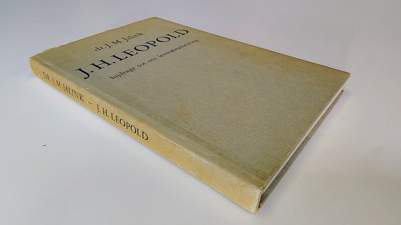 Tweedehands boek: J.H. Leopold, bijdrage tot een levensbeschrijving van auteur Dr. J.M. Jalink - Hardcover met stofomslag, omslag verkleurd en gebruikerssporen. Voorin aantekening, geplakt gedicht binnenkant kaft en aantekening op blz 131, verder onbeschreven en netjes.