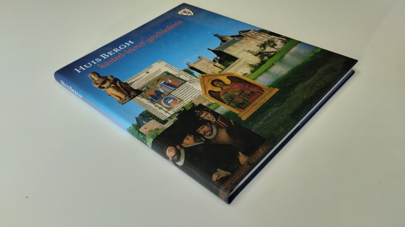 Tweedehands boek: Huis Bergh Kasteel Kunst Geschiedenis van auteur Annemarie Kutsch Lojenga-Rietberg - In zeer goede staat. Nederlandstalige hardcover. Kaft heeft lichte gebruikssporen. Pagina’s netjes en schoon. Rijk geïllustreerde uitgave over Huis Bergh en zijn kunstcollecties. Ex Libris relief stempel voorin