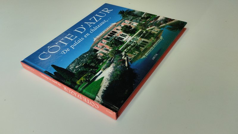 Tweedehands boek: Cote D'Azur De Palais en chateaux van auteur Laurence Brucelle - Redelijk tot goede staat. Franstalige hardcover met stofomslag. Stofomslag heeft lichte gebruikssporen. Pagina’s netjes en schoon. Ex Libris relief stempel voorin. Geschreven op schutblad. Snede is vlekkerig