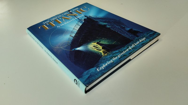 Tweedehands boek: The discovery of the Titanic van auteur Robert D. Ballard - In goede tot zeer goede staat. Engelstalige hardcover met stofomslag. Stofomslag heeft lichte gebruikssporen. Pagina’s netjes en schoon. Rijk geïllustreerde uitgave met foto’s van het Titanic-wrak en de expeditie. Ex Libris Relief stempel voorin.