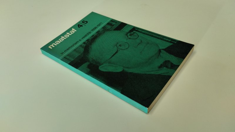 Tweedehands boek: Maatstaf 4 - 5 in memoriam S. Vestdijk 1898-1971 van auteur Diverse auteurs - In goede staat. Nederlandstalige paperback. Kaft heeft lichte gebruikssporen en lichte verkleuring. Pagina’s netjes en schoon. Literaire tijdschriftuitgave uit 1971.