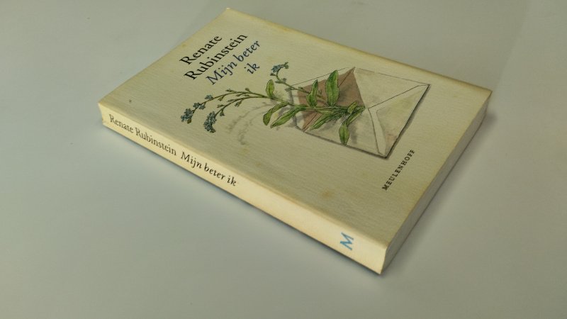 Tweedehands boek: Mijn beter ik van auteur Renate Rubinstein - In redelijke staat. Nederlandstalige paperback. Kaft is licht verkleurd en heeft ouderdomsvlekjes (foxing). Pagina’s licht verkleurd door ouderdom. Ex Libris relief stempel op schutblad. Scheve rug