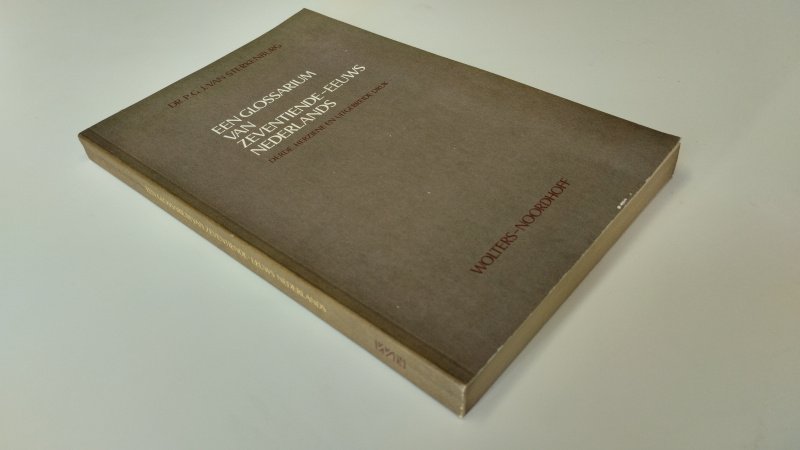 Tweedehands boek: Een Glossarium van Zeventiende-eeuws Nederlands van auteur Dr. P.C.J. van Sterkenburg - In goede staat. Nederlandstalige paperback. Kaft en pagina's hebben lichte gebruikssporen en lichte verkleuring. Pagina’s netjes en schoon. Derde herziene en uitgebreide druk. Ex Libris voorin.