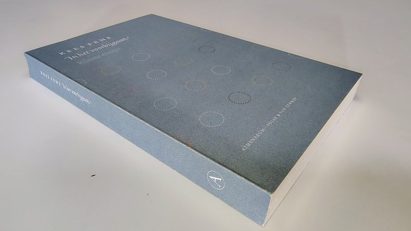 Tweedehands boek: In het voorbijgaan van auteur Kees Fens - Paperback met rechte rug zonder leesvouwen. Achterkant horizontaal een gele streep. Reliëf stempel voorin, verder onbeschreven en netjes.