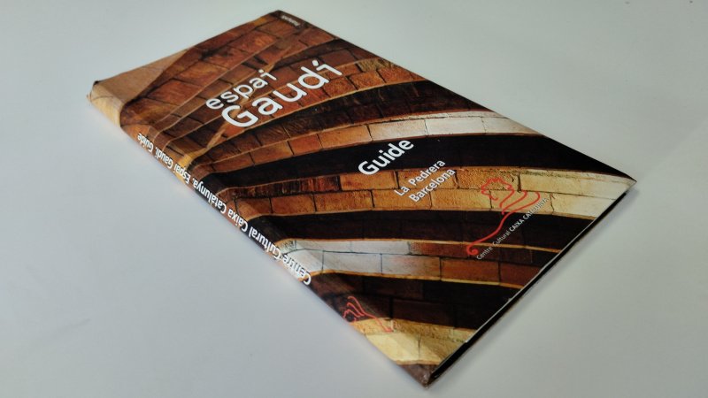 Tweedehands boek: Espai Gaudi Guide van auteur Daniel Giralt-Miracle - Fransstalige paperback. In goede staat. Kaft heeft lichte gebruikssporen en een kleine vouw/beschadiging aan de hoek. Pagina’s zijn netjes en schoon.