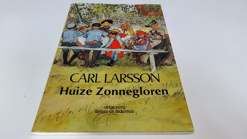 Tweedehands boek: Huize Zonnegloren van auteur Carl Larsson - Paperback met flappen, oogt aan de voorkant als nieuw. Lichte gebruikerssporen achterzijde randen kaft. Flappen binnenin verkleurd, verder onbeschreven en netjes.