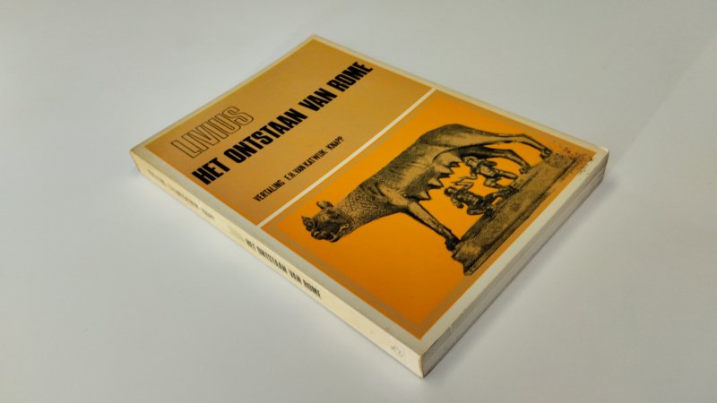 Tweedehands boek: Het ontstaan van Rome van auteur F.H. van Katwijk-Knapp - In redelijke staat. Nederlandstalige paperback. Kaft en pagina zijn verkleurd, maar onbeschreven. Snede is vlekkering.