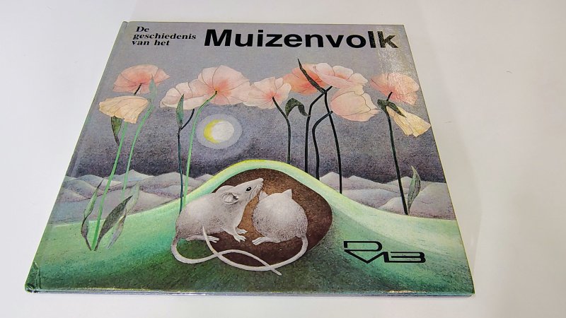 Tweedehands boek: De geschiedenis van het Muizenvolk van auteur Una Jacobs - Hardcover met lichte verkleuring en lichte gebruikerssporen rug. Binding begint wat los te komen aan de bovenkant. Verder onbeschreven en netjes.