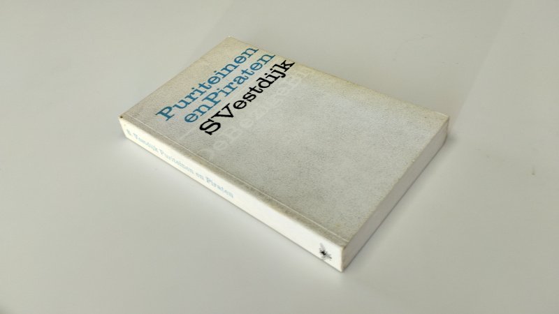 Tweedehands boek: Puriteinen en Piraten van auteur S. Vestdijk - Nederlandstalige paperback. In goede staat. Kaft heeft lichte gebruiks- en ouderdomssporen. Pagina’s zijn licht verkleurd passend bij de leeftijd.
